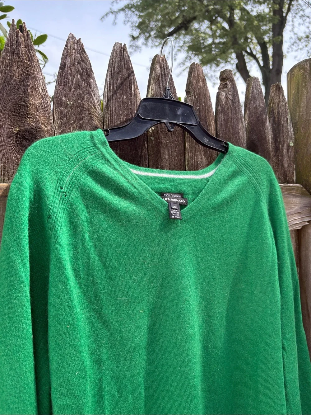 Club Monaco large Kelly green cashmere v-neck!